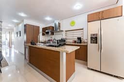 3BR Roma Norte Stay w/ Balcony & Workspace - Image 5