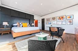 City Views & Workspace in Central Roma Penthouse - Image 4