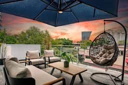 Exquisite Rooftop Retreat Near Lincoln Park - Image 2