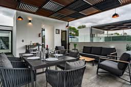 Exquisite Rooftop Retreat Near Lincoln Park - Image 4
