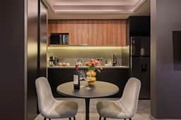 Modern Balcony Suite Near Reforma | Gym & Views - Image 5