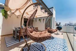 Stylish 3-Level Penthouse with Private Rooftop - Image 2