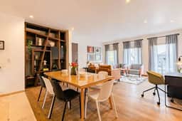 Trendy Roma Group Getaway, City Views & Walkable - Image 2