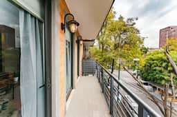 Trendy Roma Group Getaway, City Views & Walkable - Image 3