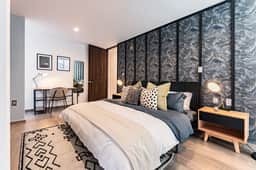 Urban Elegance Apartment with Balcony Views - Image 2