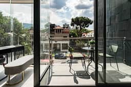 Urban Elegance Apartment with Balcony Views - Image 4