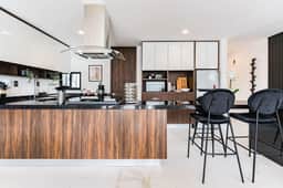 Urban Elegance Apartment with Balcony Views - Image 3