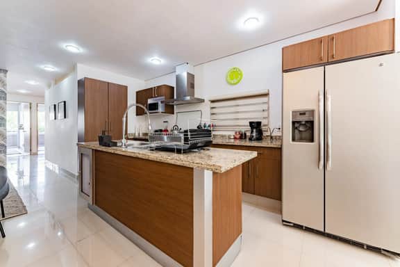 3BR Roma Norte Stay w/ Balcony & Workspace - Image 5