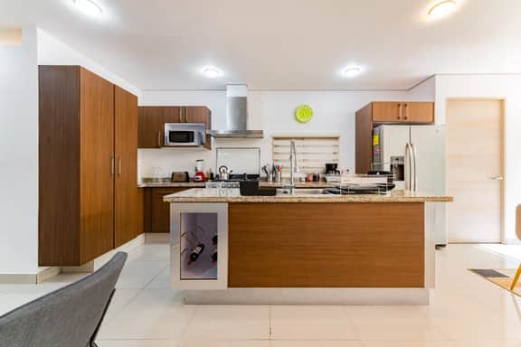 3BR Roma Norte Stay w/ Balcony & Workspace - Image 4