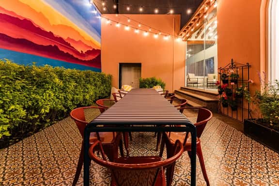 Artistic Haven in Roma Norte with Outdoor Dining - Image 5