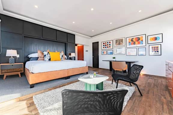 City Views & Workspace in Central Roma Penthouse - Image 4