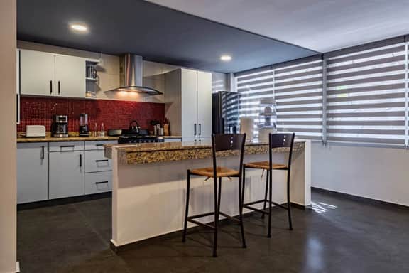 Del Valle Getaway: Workspace and Secure Parking - Image 4