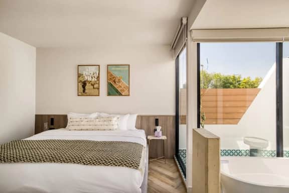 Elegant Juárez Penthouse with Terrace & Wi-Fi - Image 4