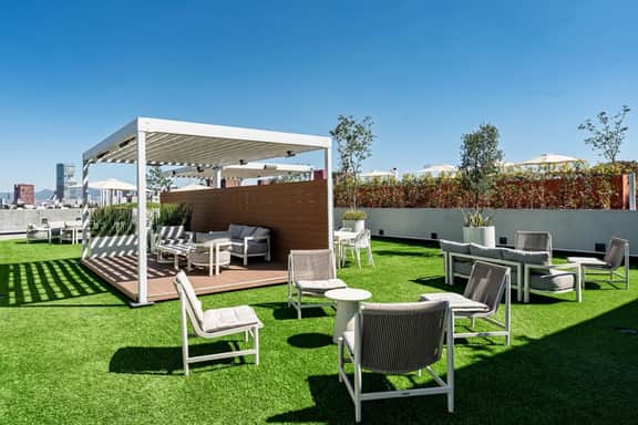 Escape to Skyline Views & Rooftop Pool Bliss - Image 2