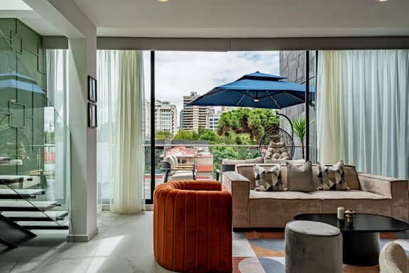 Exquisite Rooftop Retreat Near Lincoln Park - Image 5