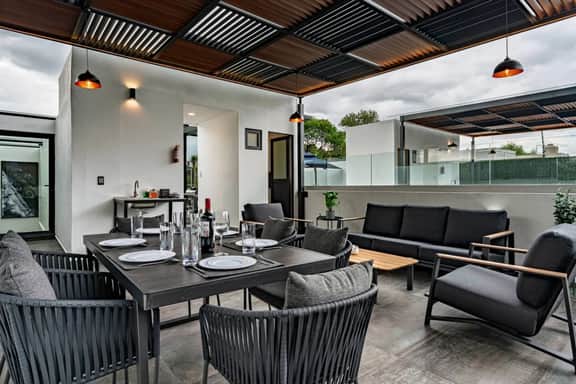 Exquisite Rooftop Retreat Near Lincoln Park - Image 4
