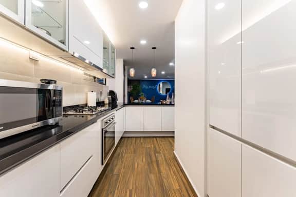 Luxury PH with Rooftop, BBQ, and Stunning Views - Image 4