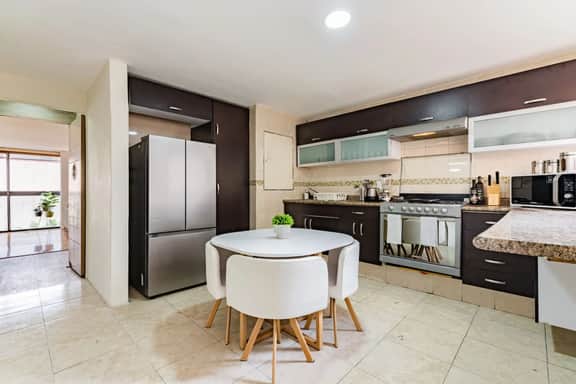 Mid-Century Gem Prime Location Near Dining & Shops - Image 4