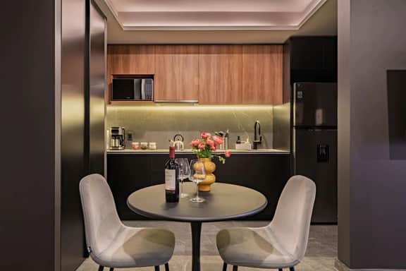 Modern Balcony Suite Near Reforma | Gym & Views - Image 5