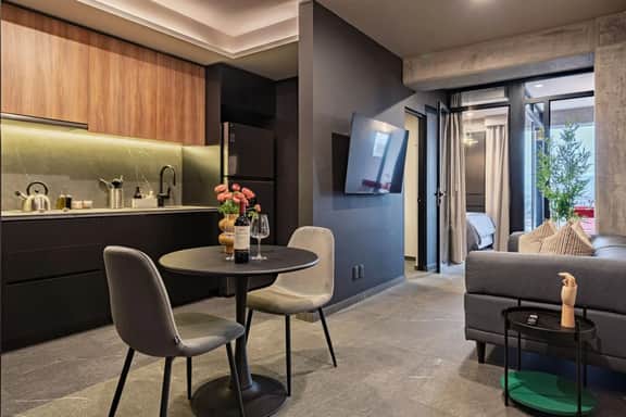 Modern Balcony Suite Near Reforma | Gym & Views - Image 2