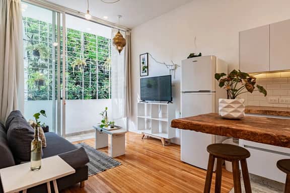 Spacious Home with Terrace & Vibrant Neighborhoodƒ - Image 5
