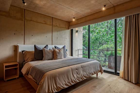 Stylish Apartment with Balcony Steps from Cafe - Image 4