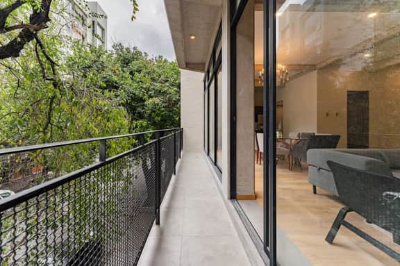Stylish Haven w/ Balcony Steps to Jazz Bar & Cafes - Image 3