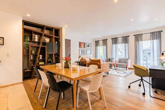 Trendy Roma Group Getaway, City Views & Walkable - Image 2