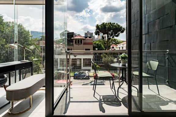 Urban Elegance Apartment with Balcony Views - Image 4