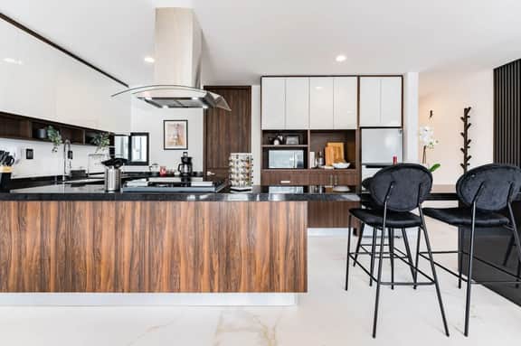 Urban Elegance Apartment with Balcony Views - Image 3