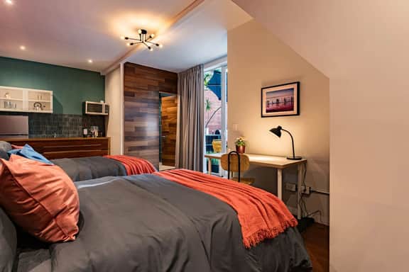 Vibrant Ámsterdam Retreat with Rooftop BBQ - Image 3