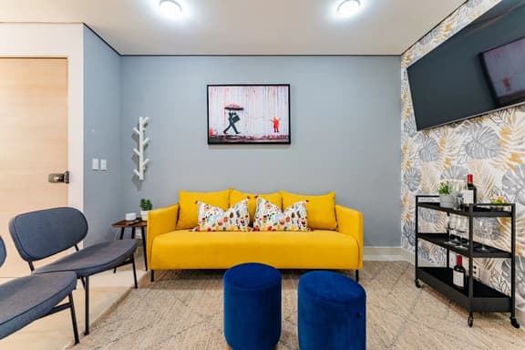 3BR Roma Norte Stay w/ Balcony & Workspace - Image 1