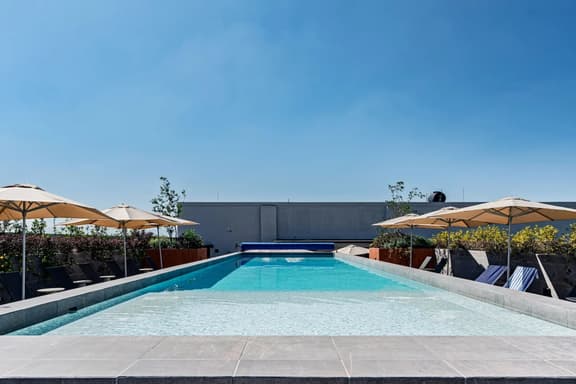 Escape to Skyline Views & Rooftop Pool Bliss - Image 1
