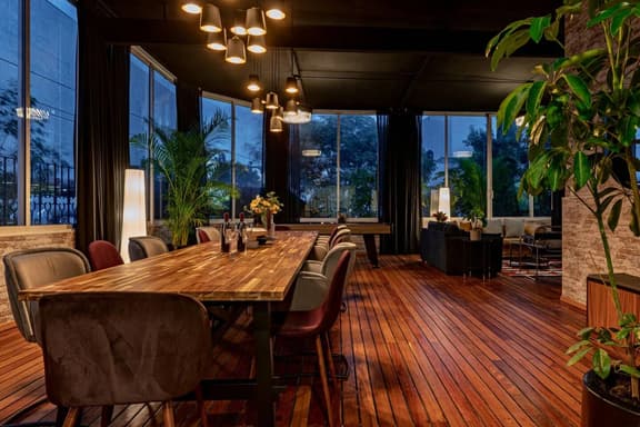 Family-Friendly, Rooftop Views, Near Attractions - Image 1