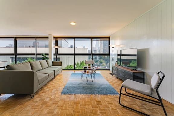 Mid-Century Gem Prime Location Near Dining & Shops - Image 1