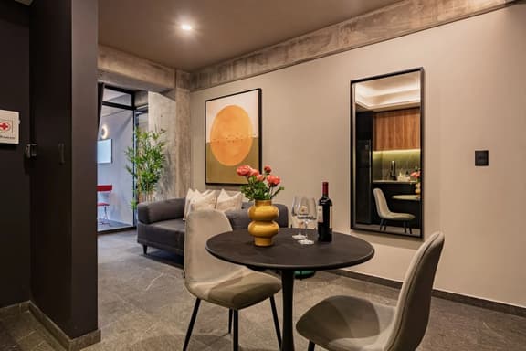 Modern Balcony Suite Near Reforma | Gym & Views - Image 1