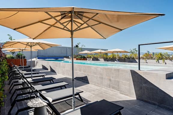 Roma Home with Rooftop & City Skyline Views - Image 1