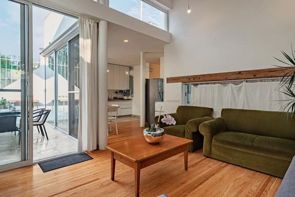 Spacious Home with Terrace & Vibrant Neighborhoodƒ - Image 1