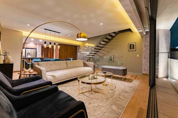 Stylish 3-Level Penthouse with Private Rooftop - Image 1