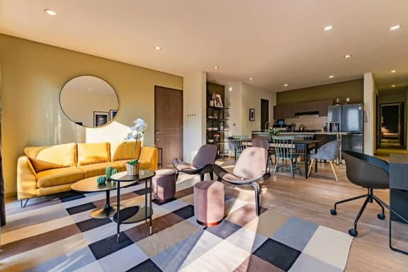 Trendy Roma Group Getaway, City Views & Walkable - Image 1