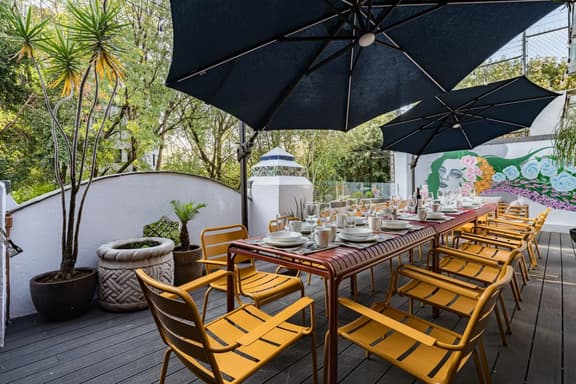 Vibrant Ámsterdam Retreat with Rooftop BBQ - Image 1